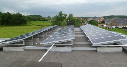 zonnepanelen op plat dak, montage op linteel te Geraardsbergen